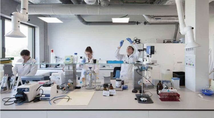 Meer innovatiekracht voor chemie-incubator BlueChem dankzij investering stad Antwerpen in starterslab en labo-apparatuur