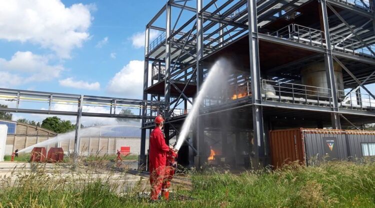 Minister Annelies Verlinden opent unieke oefeninstallatie voor chemische industriebranden