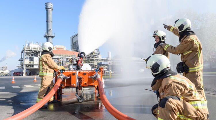 Brandweernetwerk Zeehaven Schelde krijgt vorm: publieke brandweerzones en brandweerdiensten van chemiebedrijven bundelen krachten