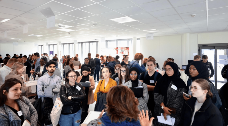 100 étudiants participent à la première édition de l’Alternance Dating, un salon de rencontres avec des entreprises du secteur de la chimie, des sciences de la vie et de l’industrie alimentaire