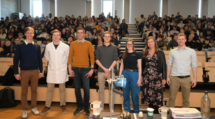 STEMfluencers uit chemie en farma inspireren 200 leerlingen van Don Bosco Haacht voor wetenschap en technologie