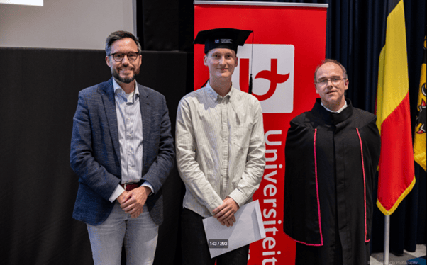 essenscia zet meest verdienstelijke studenten UAntwerpen in de bloemetjes